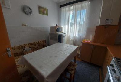 Apartament cu 3 camere semidecomandat în Micro 5