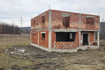 Casă cu 3 camere cu Teren 1700 Mp în Central - 2