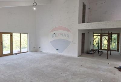 Casă / Vilă la gri aproape gata sa devina " acasa" ! - 4