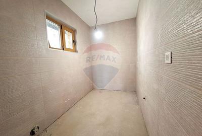 Casa / Vila la gri aproape gata sa devina " acasa" ! - 8