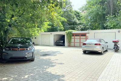 Apartament 3 camere, garaj si boxa - zona Centrala-Prefectura - 1