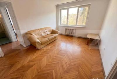 Apartament cu 3 camere semidecomandat în Central