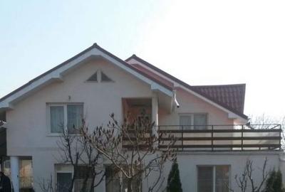 Casă cu 4 camere cu Teren 135 Mp în Central