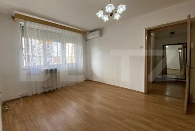 Apartament de vanzare, cu 2 camere, 45 mp, balcon, zona Centrala - 2