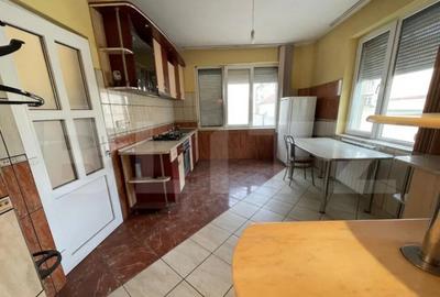 Casă cu 4 camere cu Teren 280 Mp în Central - 1