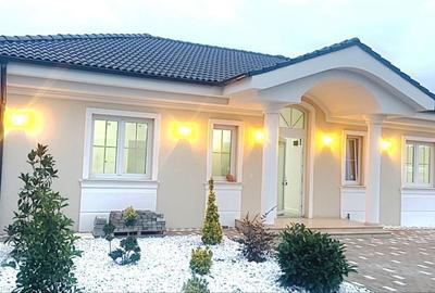 Casă cu 4 camere în Exterior Vest