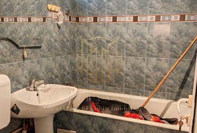 Apartament cu 3 camere semidecomandat în Zețarilor