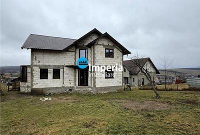 Casă cu 4 camere cu Teren 1000 Mp în Bogonos