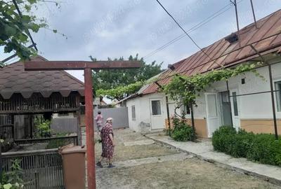 Casă cu 4 camere în Roman - 1