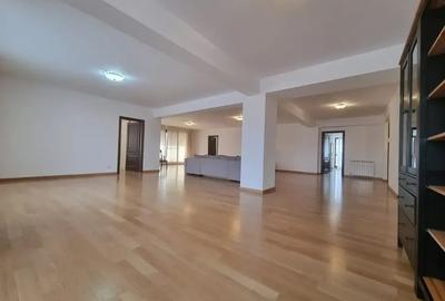 Apartament cu 5 camere decomandat în Kiseleff