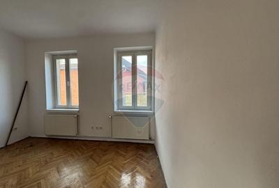 Casă cu 4 camere cu Teren 572 Mp în Central - 2