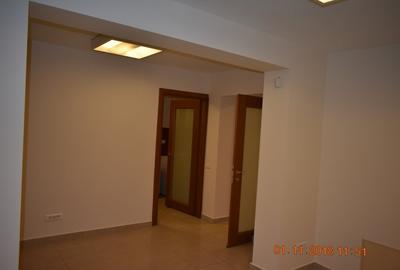 Casă cu 10 camere cu Canalizare în Capitale - 56