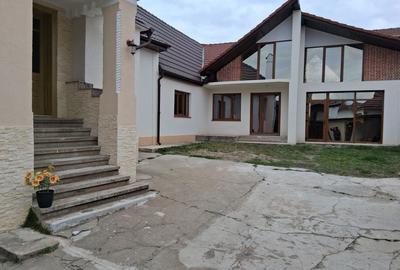Casă cu 4 camere în Central