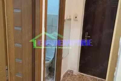 Garsoniera de vanzare zona Poarta 6, decomandata, etaj 1 - 3