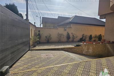 Casă individuală cu 7 camere cu Canalizare în Km 4-5 - 10