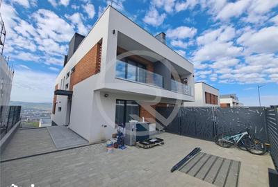 Casă cu 5 camere cu Canalizare în Iris