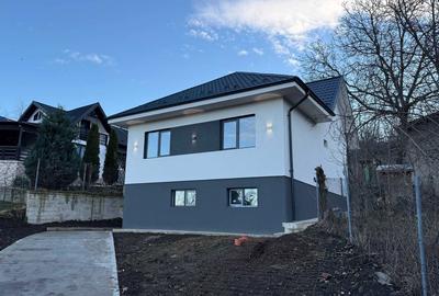 Casă cu 4 camere cu Teren 1300 Mp în Teișani - 4