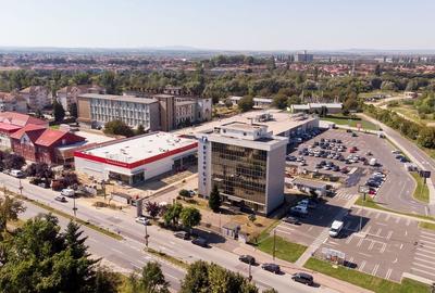 Cladire cu functiuni mixte - 1