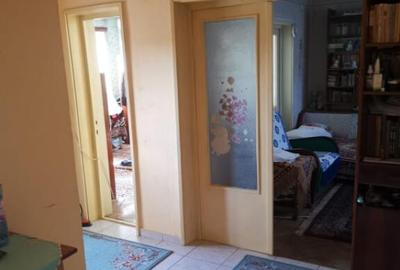 Apartament 3 camere, decomandat, 1 Mai vizavi de Spitalul Nr - 2