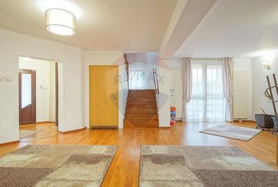 Casă cu 7 camere cu Teren 1167 Mp în Tractorul - 11