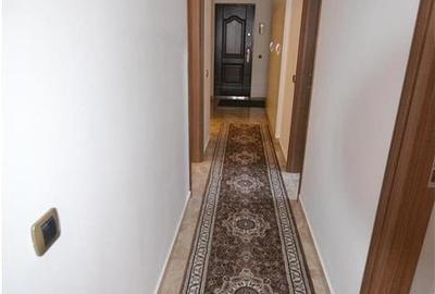 Apartament cu 3 camere decomandat, mobilat în Tractorul - 18