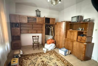 Casa de vanzare, cu 3 camere, doua bucatarii+teren in Simeri - 1