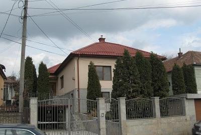 Casă cu 8 camere în Dâmbul Rotund
