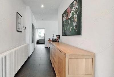 Casă cu 9 camere cu Teren 1600 Mp în Dealul Cetății