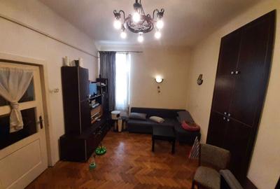 Casă cu 4 camere semidecomandat în Central