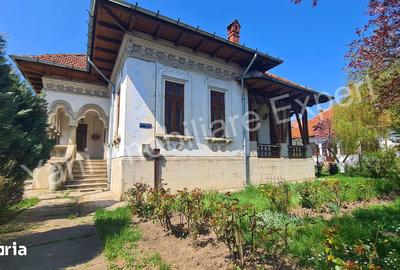 Casă cu Teren 1071 Mp în Central - 2