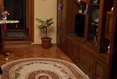 Casă cu 7 camere cu Teren 400 Mp în Central