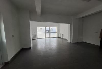 Spațiu comercial, de 60 mp, în Nicolina
