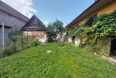 Casa deosebita, doua corpuri, 7 camere, 3 bucatarii, curte 1282 mp, Rasnov. - 2