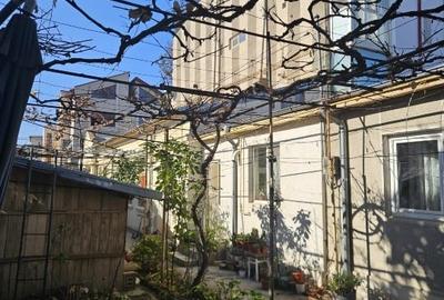 De vanzare 2 corpuri separate de casa 205mp si teren curte 390mp - 8