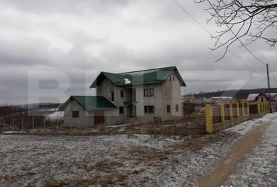 Casă cu 5 camere cu Teren 2500 Mp în Central - 3