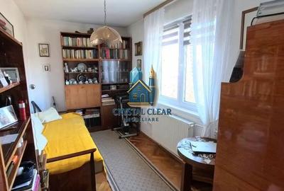 Casă cu 6 camere decomandat cu Teren 385 Mp în Central