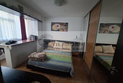 Apartament cu 3 camere semidecomandat în Podul de Piatră