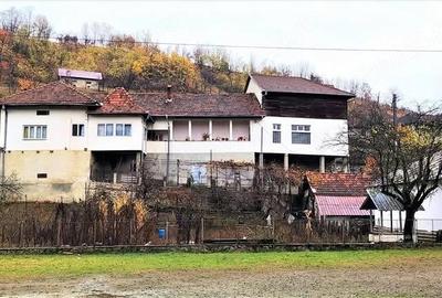 Casă cu 8 camere cu Teren 10100 Mp în Stănești - 1