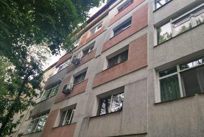 Apartament cu 3 camere decomandat, mobilat în Nicolina