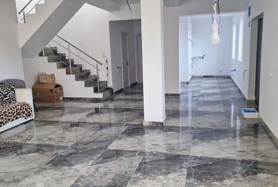 Casă cu 4 camere cu Canalizare în Central - 4