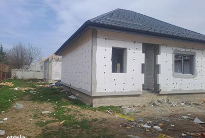 Casă cu 3 camere cu Canalizare în Central - 2