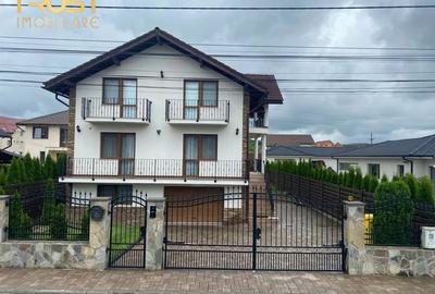 Casă cu 5 camere în Industrială