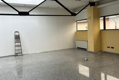 Spațiu comercial, de 250 mp, în Central - 9