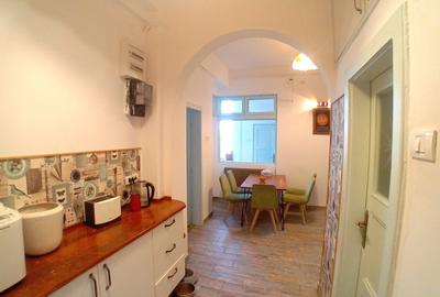 Apartament cu 5 camere decomandat, mobilat în Universitate