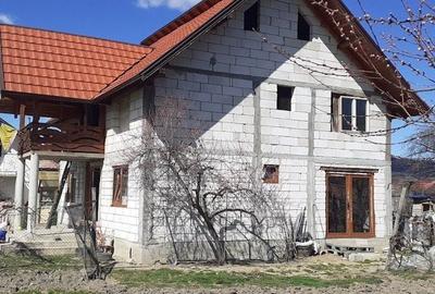 Casă individuală cu 6 camere cu Canalizare în Tigveni