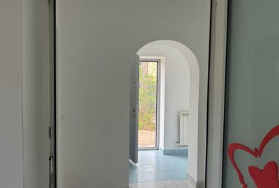 Oferim spre inchiriere casa situată în zona Inel 2, pe parter având 3 camere - 1
