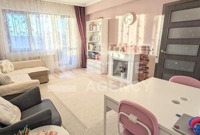 Apartament cu 3 camere, mobilat în Roșu
