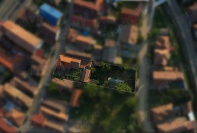 Casa spa?ioasa cu gradina mare, curte generoasa, garaj + o casa mica - 1
