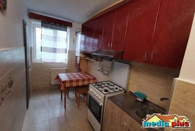 De inchiriat Apartament 3 camere, Pia?a Centrala - 6