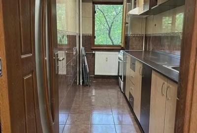 Garsoniera cocheta, mobilata ?i utilata, etaj 1, metrou Titan - 5